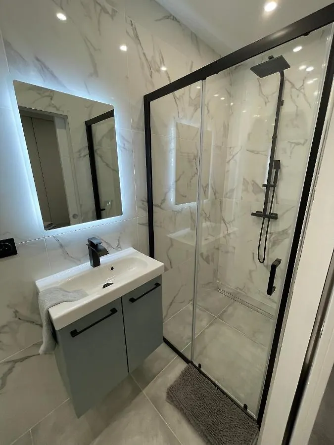 Marseille : Appartement T2 Avec Terrasse フランス