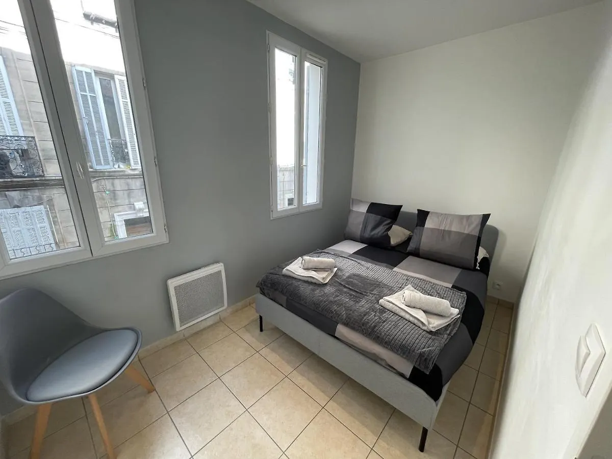 Marseille : Appartement T2 Avec Terrasse アパート